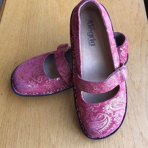 Beautiful, unique red and gold Alegrias. In EUC!